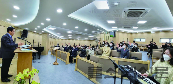 올 1월 리모델링하여 첫 자체 예배당에서 예배 드리는 한소망교회 성도들.