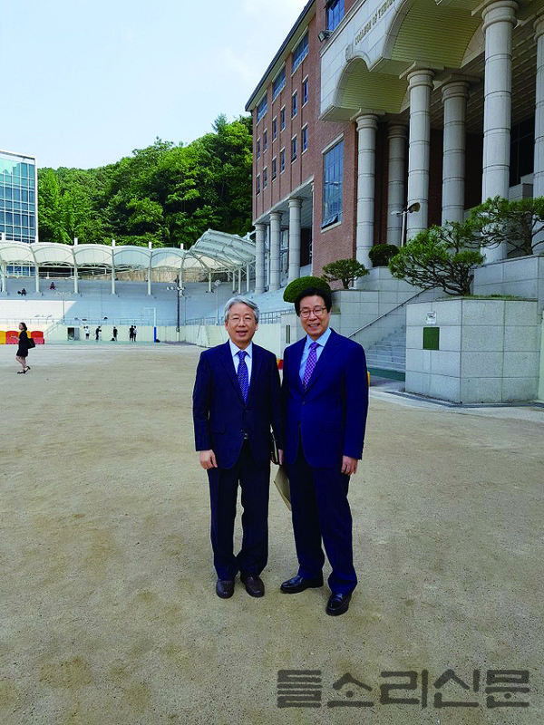성결대 동기인 김국환 교수(왼쪽)와 모교에서 함께 한 김영일 목사.