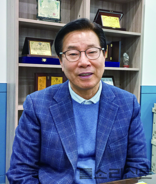한소망교회를 개척, 37년의 목회를 하고 있는 김영일 목사