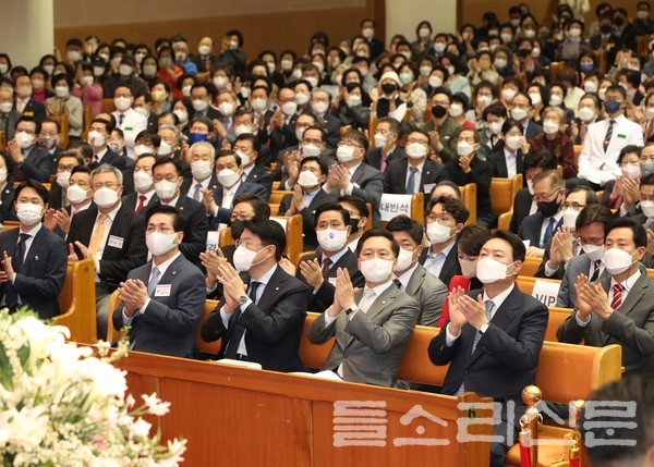 윤석열 대통령 당선자(맨 앞줄 오른쪽)를 비롯해 김기현 의원, 오세훈 시장 등 정치인들 다수가 참석해 예수님의 부활을 찬양했다.