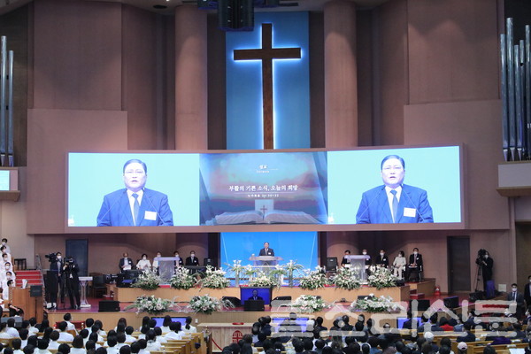 한국교회 74개 교단이 함께 참여하는 2022 한국교회부활절연합예배(대회장 이상문 목사) 4월 17일 오후 4시 여의도순복음교회에서 개최됐다. 설교하는 소강석 목사.