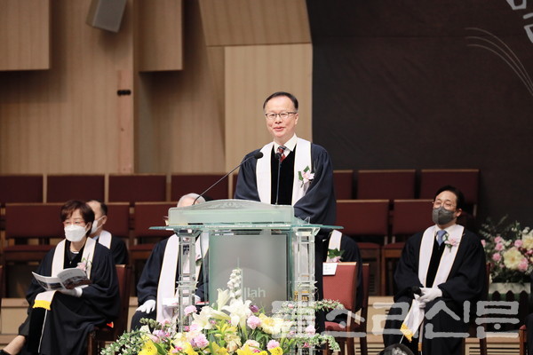 한국독립교회선교단체연합회 제45회 목사안수식에서  김승욱 연합회장이 설교하고 있다.