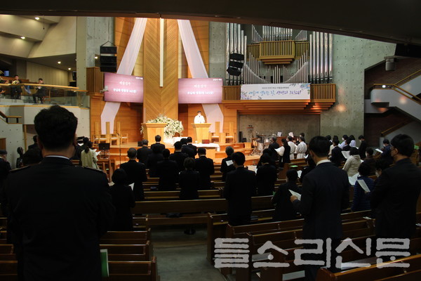 한국기독교교회협의회은 4월 17일 새벽 5시 30분 서울 성북구 예닮교회에서 부활절 새벽예배를 드렸다.