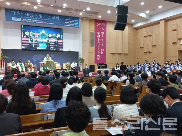 서울 양천구 신월동교회가 창립 50주년을 맞아 지금까지 지내온 시간들이 주님의 은혜였음을 고백하며 감사예배를 드렸으며, 임직자들을 세웠다.