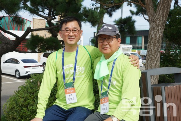 신장기증인 이영천 집사를 만난 이식인 김동조 목사(왼쪽)