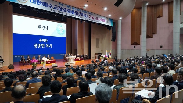 11월 1일 천안 백석대학교회에서 개최한 1천여 교회 가입 감사예배.