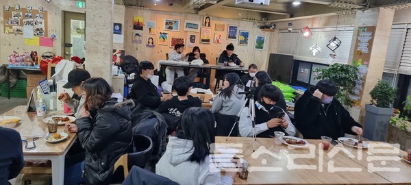 ‘청개구리 식당’. 2022년 새해 청소년들이 함께 하는 시간을 갖고 있다.                      ⓒ사진 들소리신문