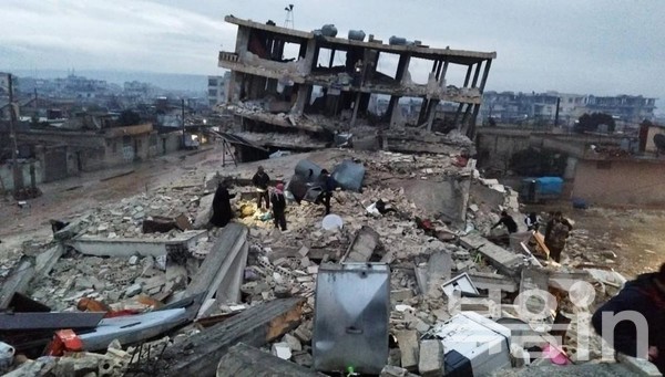 2월 6일, 튀르키예와 시리아 북서부에서 발생한 대지진으로 시리아의 무너진 건물의 모습. 사진제공=월드비전