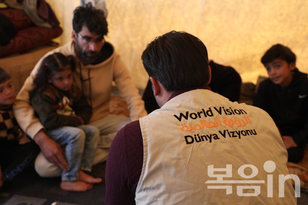 시리아 북서부에 위치한 임시 대피소에서 이재민 가정을 만나고 있는 시리아월드비전 직원의 모습.(사진제공=월드비전)