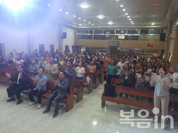 필리핀 민다나오섬 다바오시티 라낭에 있는 찬양신학교에서 원주민 목회자와 교회사역자들이 170여명이 참석한 가운데 첫 해외 부흥집회를 은혜롭게 마쳤다.