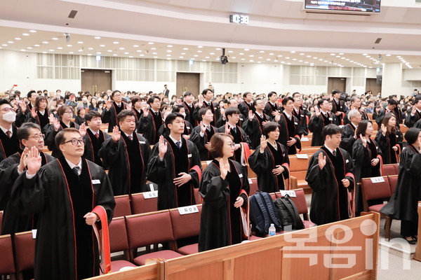 한국독립교회선교단체연합회 제47회 목사안수식에서 137명은 오른손을 들고 목회자로서 헌신하고 소명의 길을 다짐했다.
