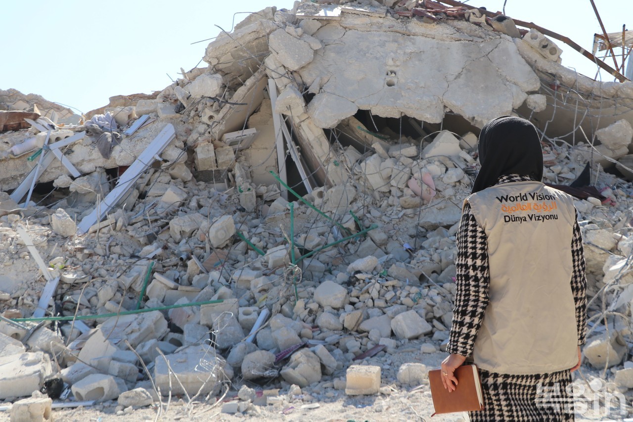 &nbsp;시리아 대지진 피해 현장을 조사하고 있는 월드비전 직원의 모습<br>