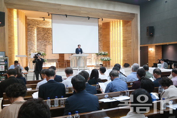 한국기독교교회협의회는 8월 3일 한국기독교연합회관 3층 대강당에서 71회기 제1차 임시총회를 열고 실행위에서 올린 신임 총무 선임 안건을 통과시켰다.<br>