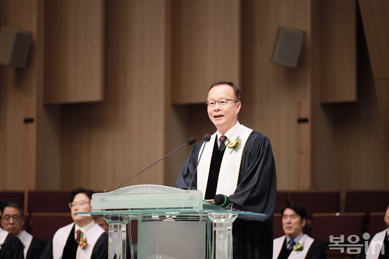 김승욱 목사는 설교하고 있다.